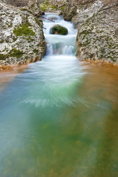 Petit ruisseau dans un canyon de montagne — Photo