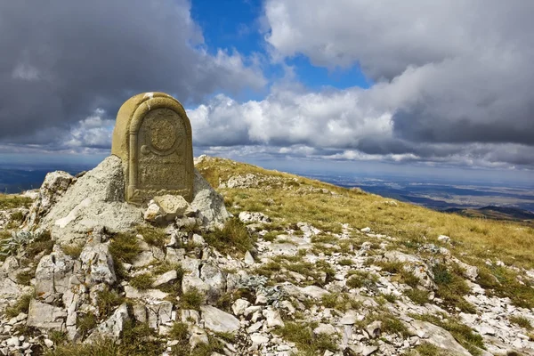 Stary pomnik na szczycie góry — Zdjęcie stockowe