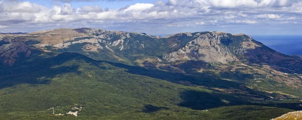 緑の山々 のパノラマ — ストック写真