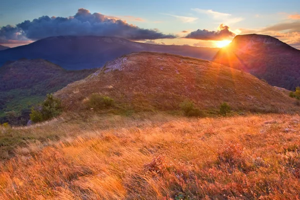 Драматичний захід сонця в горах — стокове фото