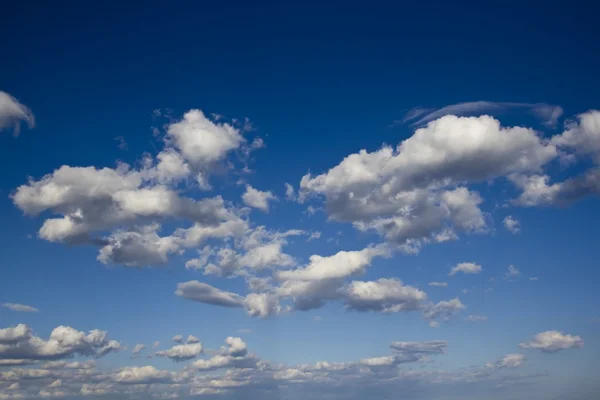 Красивое голубое облачное небо — стоковое фото
