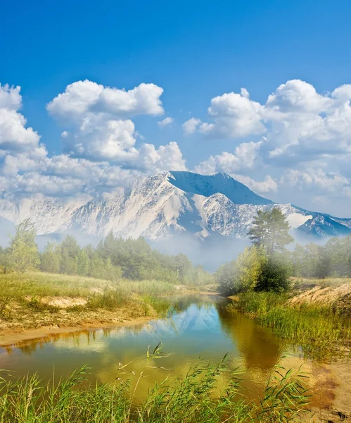 Fantasie landschap blauwe meer en de bergen ridge — Stockfoto