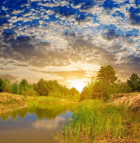 Belo pôr do sol em um lago de estepe — Fotografia de Stock