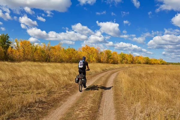 草原骑自行车的人 — 图库照片