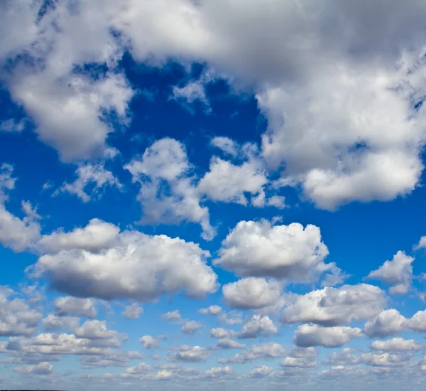 Nuvens agradáveis em um céu azul — Fotografia de Stock