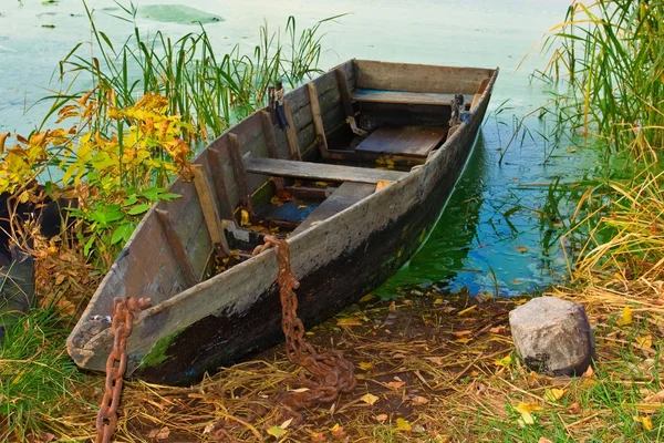 Altes Fischerboot in der Nähe einer Flussküste — Stockfoto
