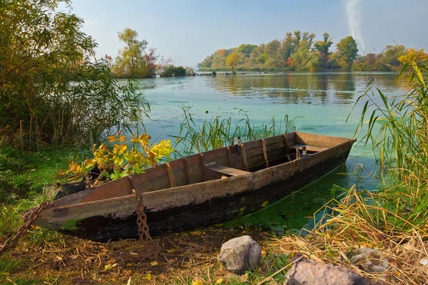 Piccola barca da pesca vicino a una costa fluviale — Foto Stock