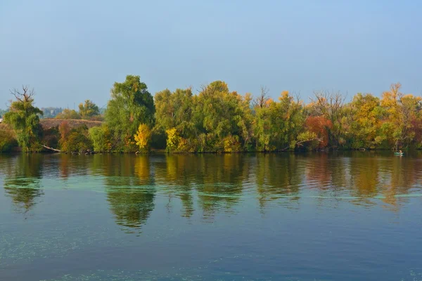 秋の川海岸 — ストック写真