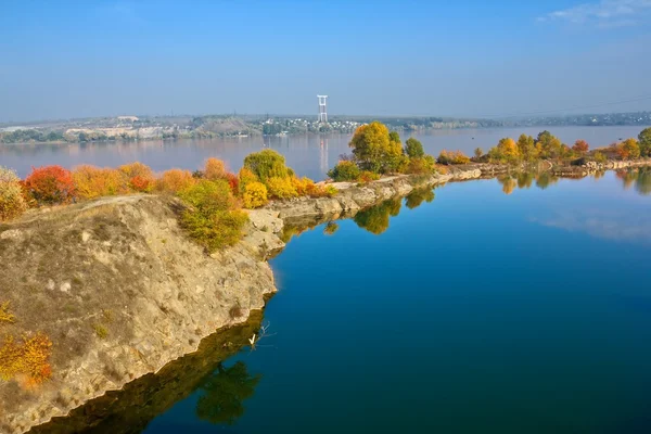 Ruisseau sur une rivière d'automne — Photo