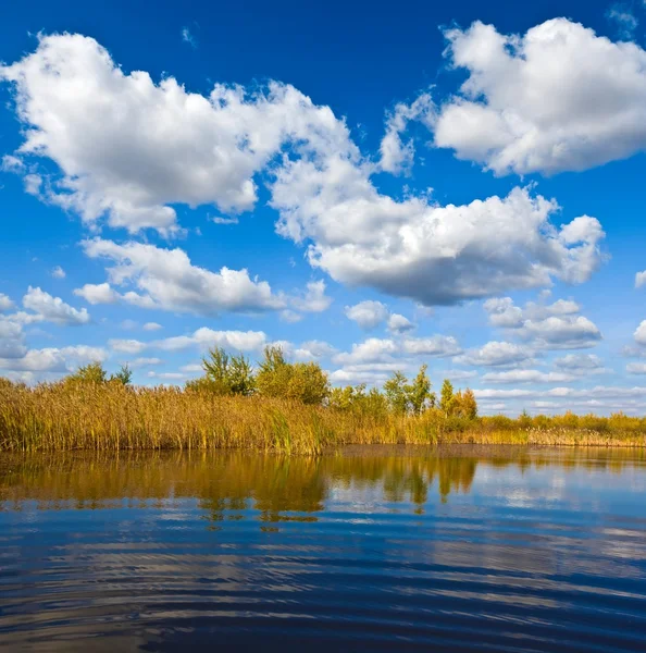 Lac d'automne bleu — Photo