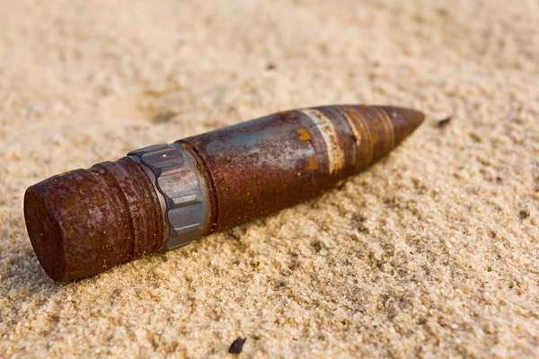Старая ржавая пуля на песке — стоковое фото