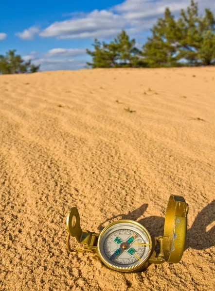 Туристический компас на песке — стоковое фото