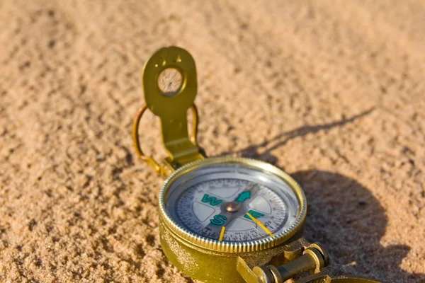 Туристический компас на песке — стоковое фото