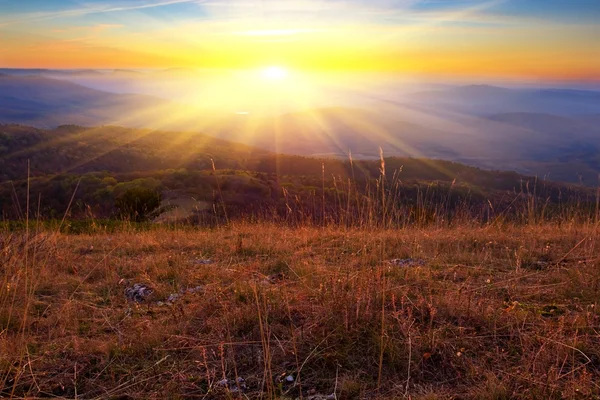 山の雄大な夕日 — ストック写真
