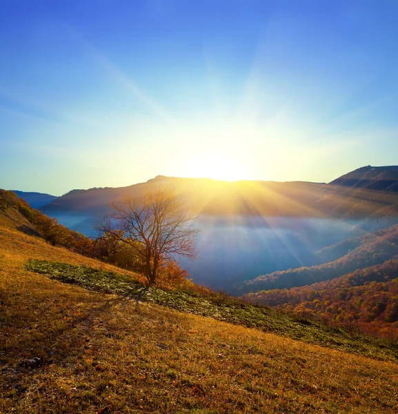 Hermoso amanecer en una montaña — Foto de Stock