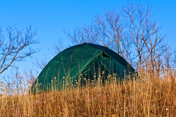 Closeup tente touristique dans une herbe — Photo