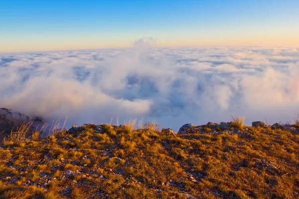Meseta de la montaña sobre nubes —  Fotos de Stock