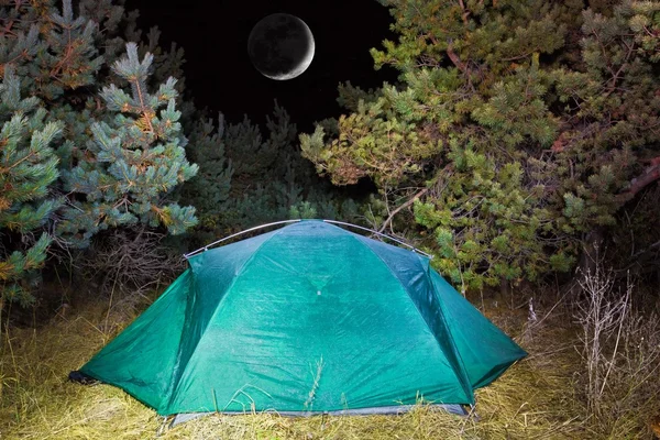 Campamento turístico por la noche — Foto de Stock