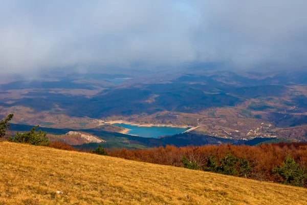 Изумрудное озеро в горной долине — стоковое фото