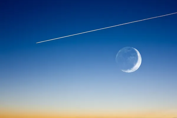 Vuele la pista y media luna en un fondo del cielo de la noche — Foto de Stock