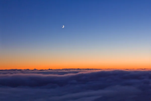 Silenciosa escena de la noche luna en el cielo del atardecer — Foto de Stock