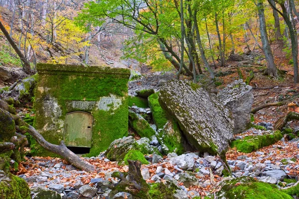 Antigua estructura en un cañón —  Fotos de Stock