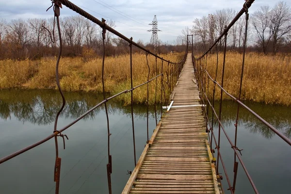 Pont suspendu au-dessus d'une rivière — Photo