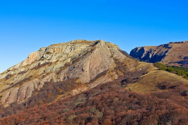 Одинокая вершина горы — стоковое фото