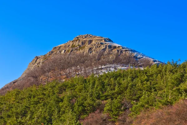 Conical mountain on a blue sky background — Stock Photo, Image
