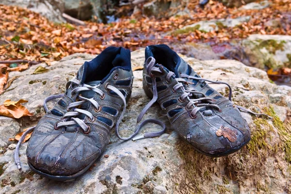Par de zapatillas de deporte en una piedra — Stockfoto