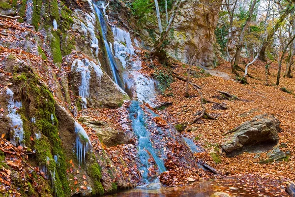Cascata de água alta em um desfiladeiro de outono — Fotografia de Stock