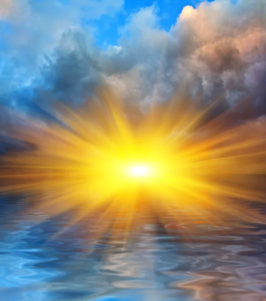 Belo pôr do sol em um lago — Fotografia de Stock