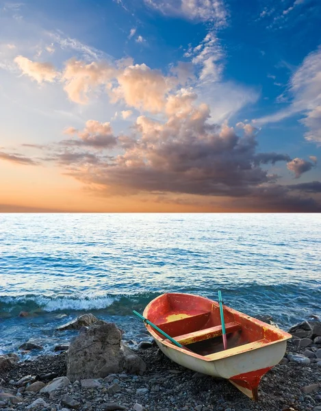 Vacker oared båt en havets kust på kvällen — Stockfoto
