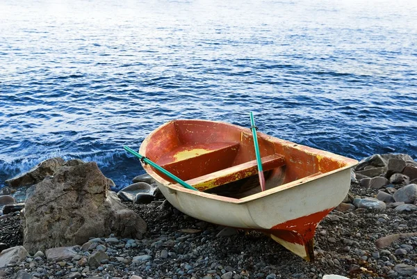 Barco de remos en una costa marina — Foto de Stock