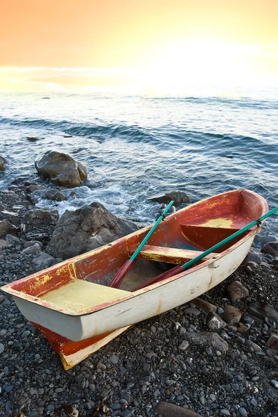 Barca a remi su una costa di mare prima di una mattina — Foto Stock