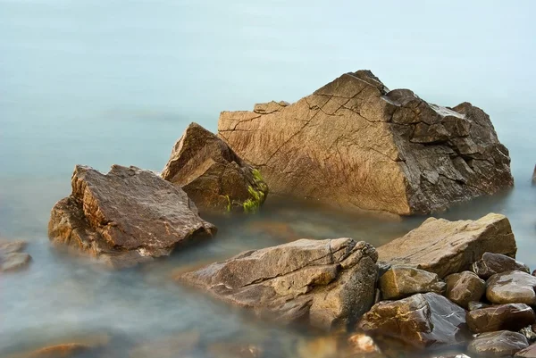 静かな海の石 — ストック写真