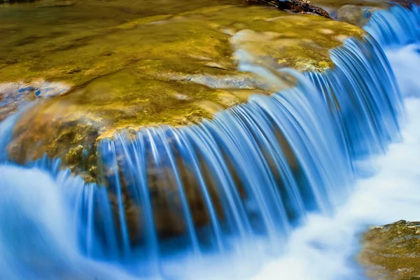 上一条小河瀑布 — 图库照片