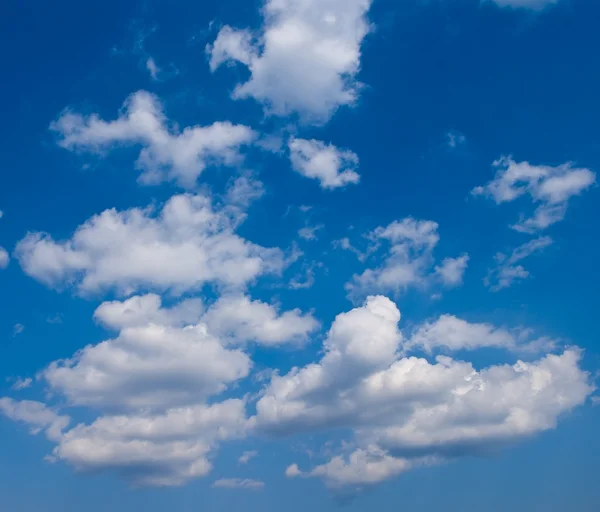 Bel cielo blu come sfondo — Foto Stock