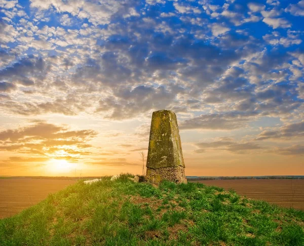 夕方に草原の古い異教の記念碑 — ストック写真
