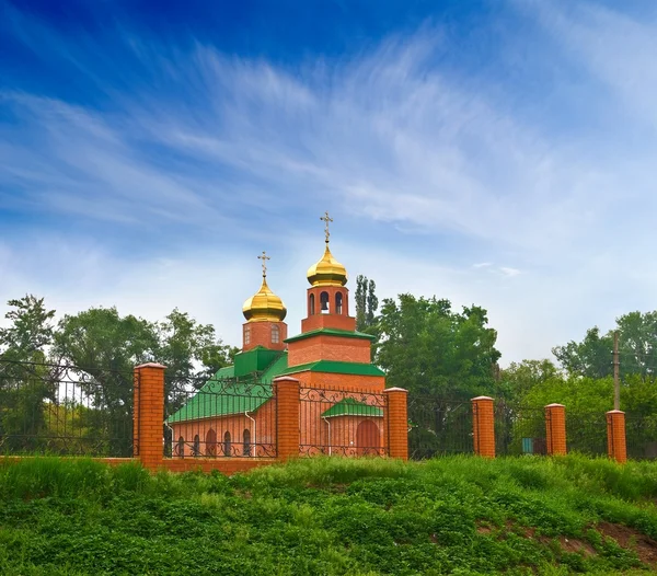 Christliche Kirche auf einem grünen Hügel — Stockfoto
