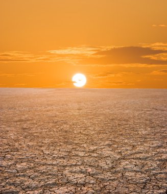 bir çölde soluk günbatımı