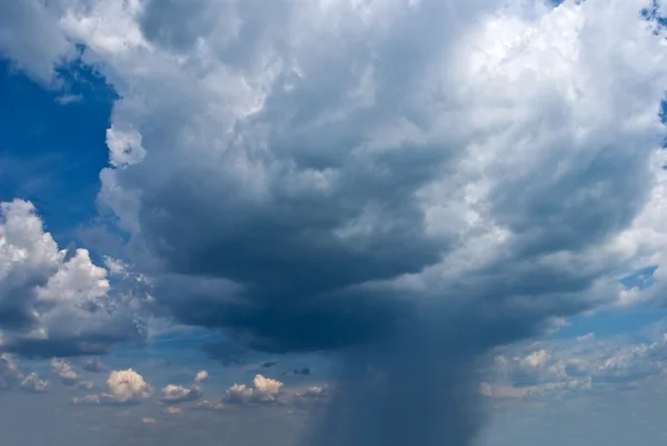 Täta regn moln bakgrund — Stockfoto