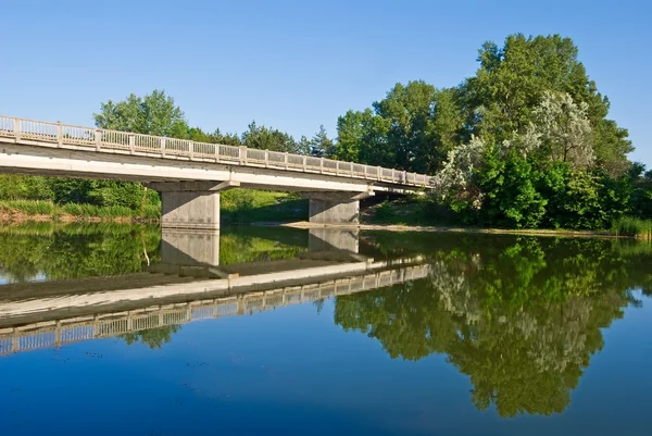 Steinerne Brücke über einen Fluss — Stockfoto