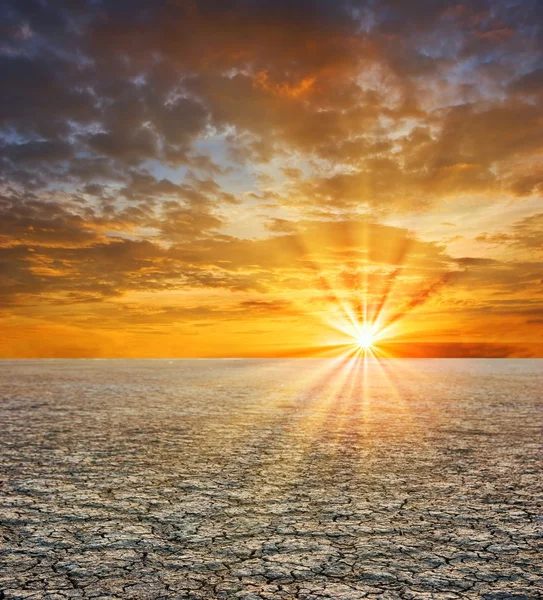Západ slunce v poušti jíl — Stock fotografie