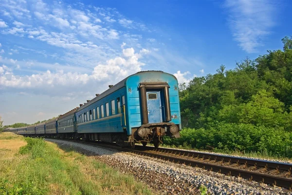 Blauwe trein verlaten veel — Stockfoto