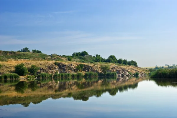 静かな夏の川 — ストック写真