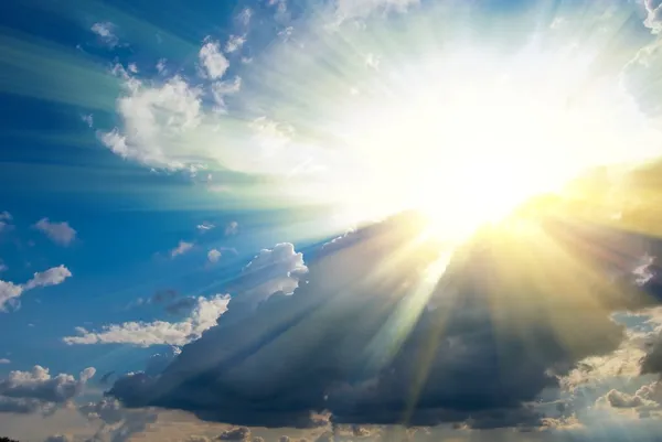 Сияющее солнце в густых облаках — стоковое фото