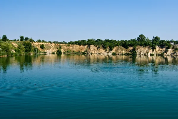 Beaytiful lake with a rocky coastline — Stock Photo, Image