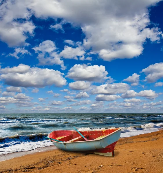 Boat on a summer sea coast — Stock Photo, Image