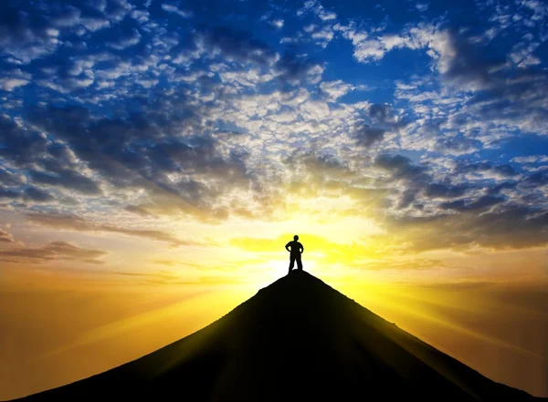 Man silhouet verblijf op een bergtop — Stockfoto
